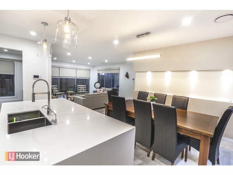 24 Peninsula Crescent, Craigieburn VIC 3064