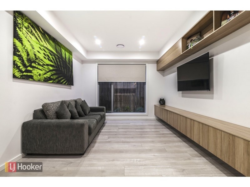 24 Peninsula Crescent, Craigieburn VIC 3064