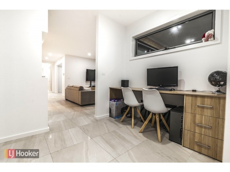 24 Peninsula Crescent, Craigieburn VIC 3064