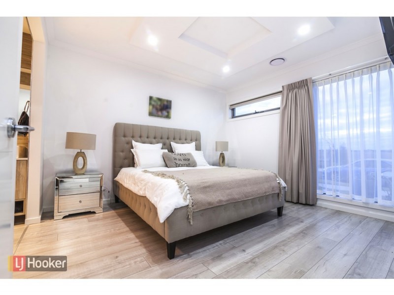 24 Peninsula Crescent, Craigieburn VIC 3064
