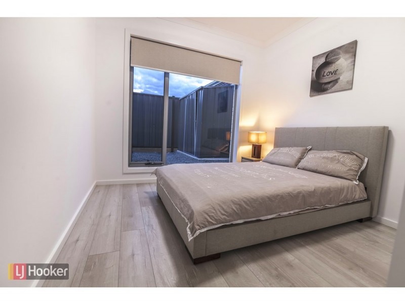 24 Peninsula Crescent, Craigieburn VIC 3064