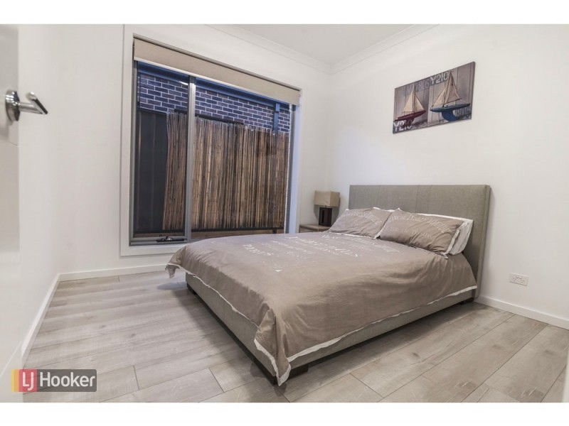 24 Peninsula Crescent, Craigieburn VIC 3064