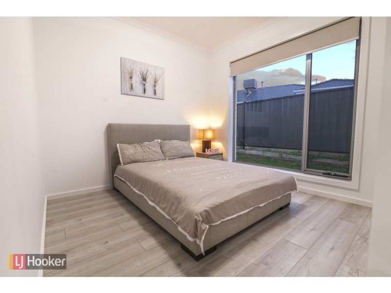 24 Peninsula Crescent, Craigieburn VIC 3064