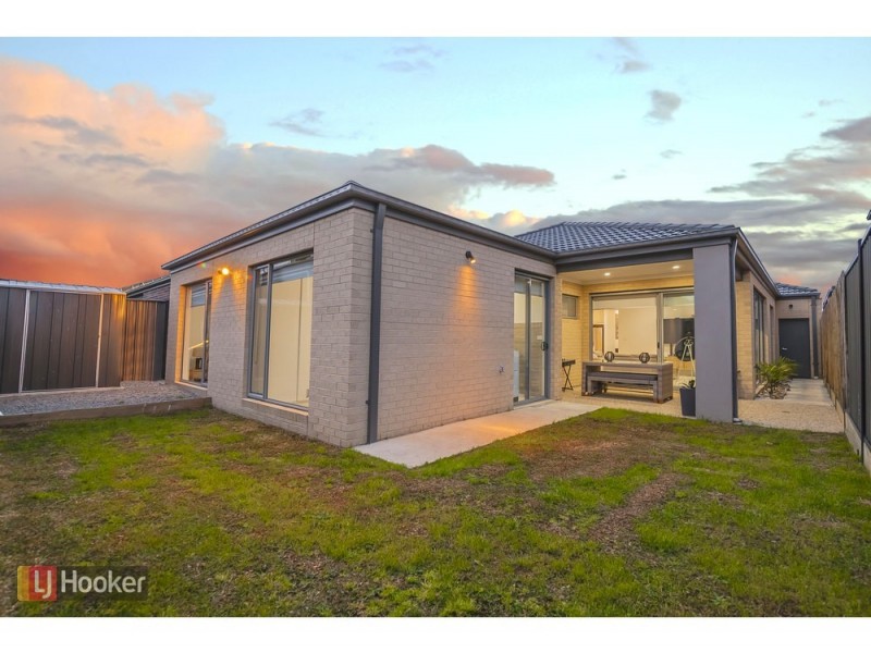 24 Peninsula Crescent, Craigieburn VIC 3064