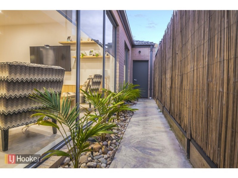 24 Peninsula Crescent, Craigieburn VIC 3064