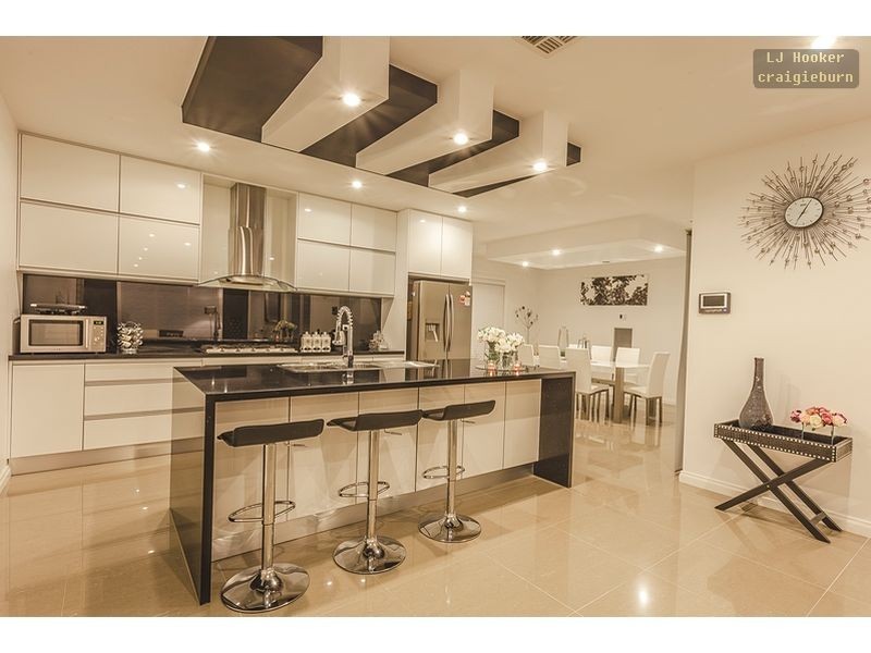 11 Westbury Parkway, Roxburgh Park VIC 3064