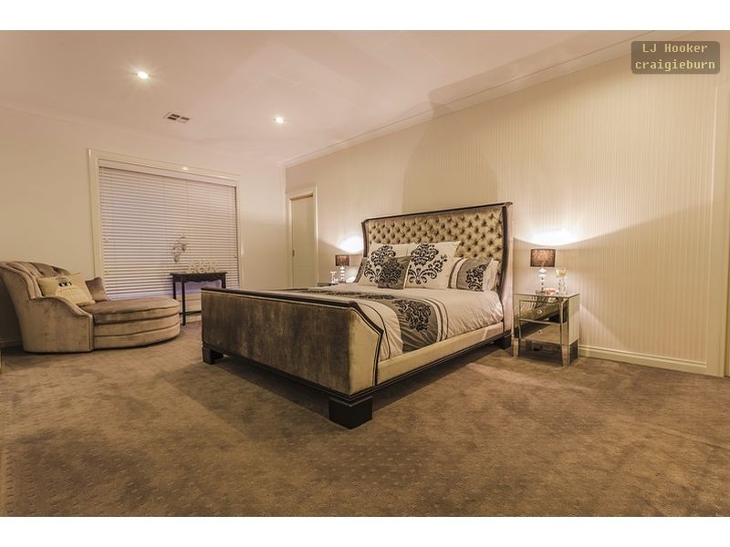 11 Westbury Parkway, Roxburgh Park VIC 3064