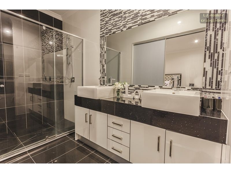 11 Westbury Parkway, Roxburgh Park VIC 3064