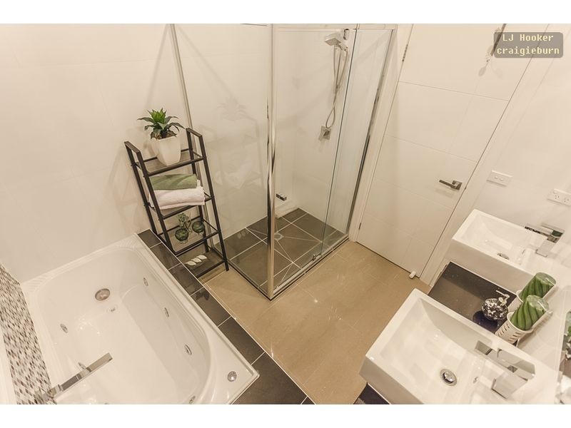 11 Westbury Parkway, Roxburgh Park VIC 3064