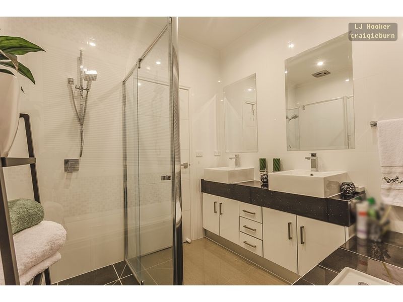 11 Westbury Parkway, Roxburgh Park VIC 3064