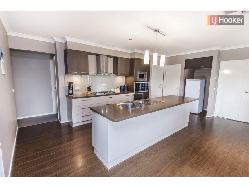 16 Gallantry Avenue, Craigieburn VIC 3064