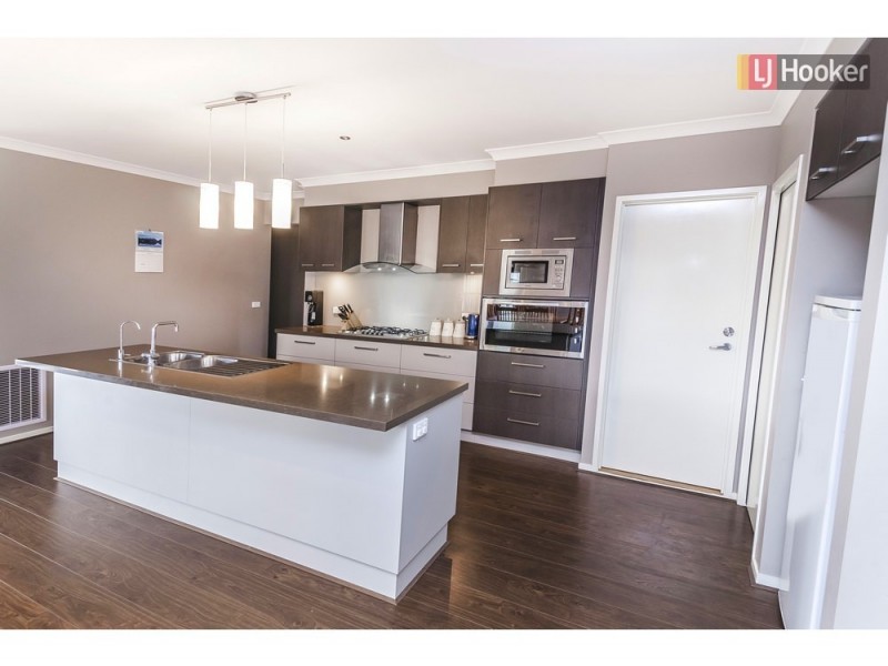 16 Gallantry Avenue, Craigieburn VIC 3064