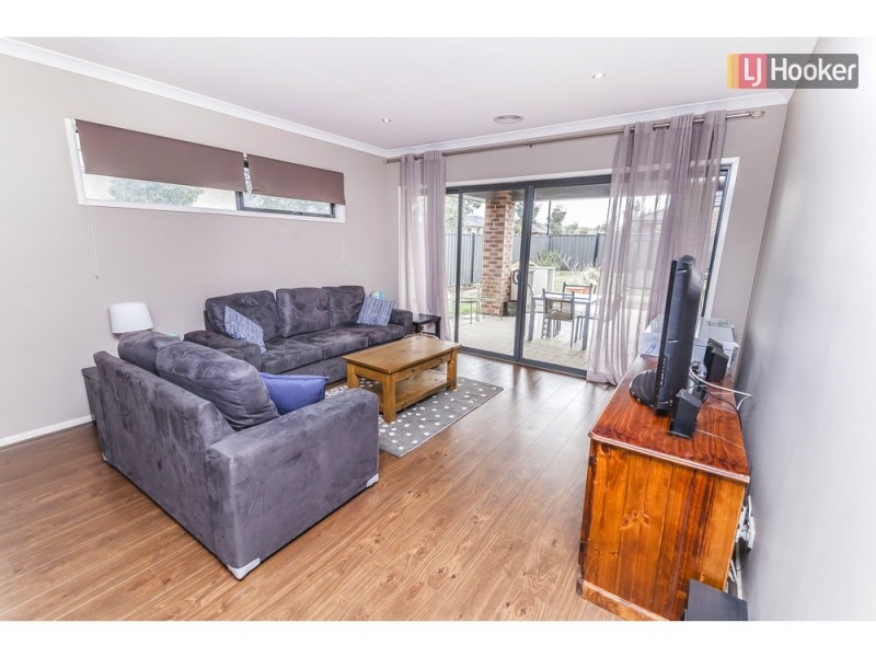 16 Gallantry Avenue, Craigieburn VIC 3064