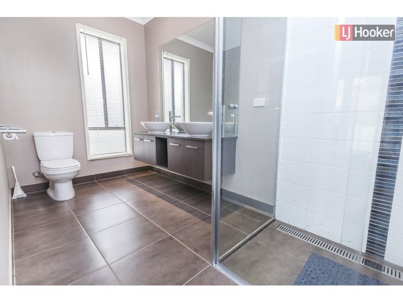 16 Gallantry Avenue, Craigieburn VIC 3064