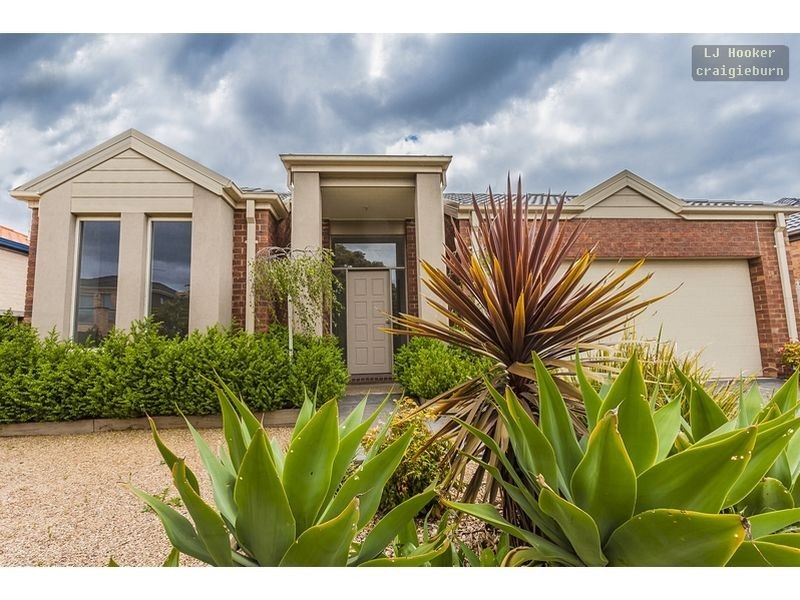 27 Dalwhinnie Crescent, Craigieburn VIC 3064