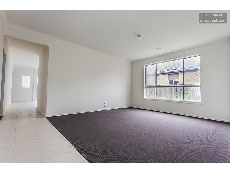 27 Dalwhinnie Crescent, Craigieburn VIC 3064