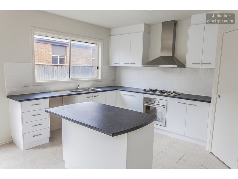 27 Dalwhinnie Crescent, Craigieburn VIC 3064