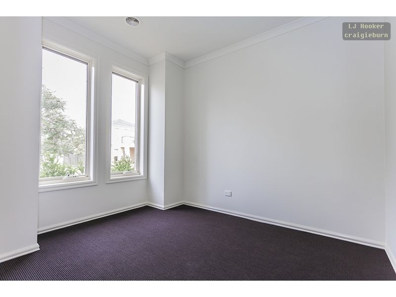 27 Dalwhinnie Crescent, Craigieburn VIC 3064