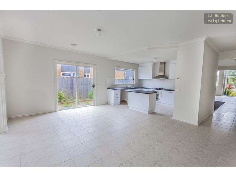 27 Dalwhinnie Crescent, Craigieburn VIC 3064
