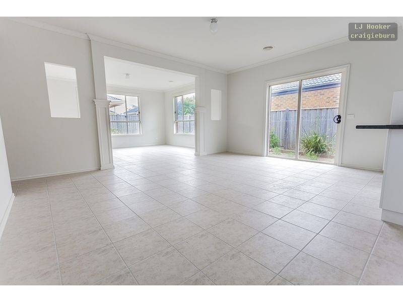 27 Dalwhinnie Crescent, Craigieburn VIC 3064
