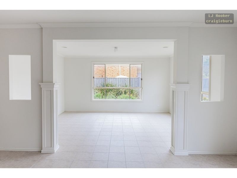 27 Dalwhinnie Crescent, Craigieburn VIC 3064