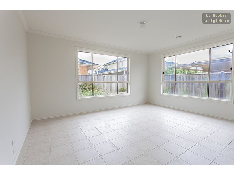 27 Dalwhinnie Crescent, Craigieburn VIC 3064