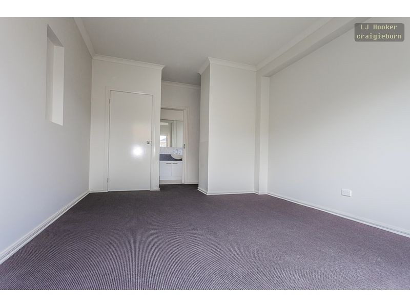 27 Dalwhinnie Crescent, Craigieburn VIC 3064