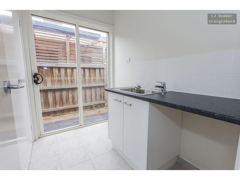 27 Dalwhinnie Crescent, Craigieburn VIC 3064