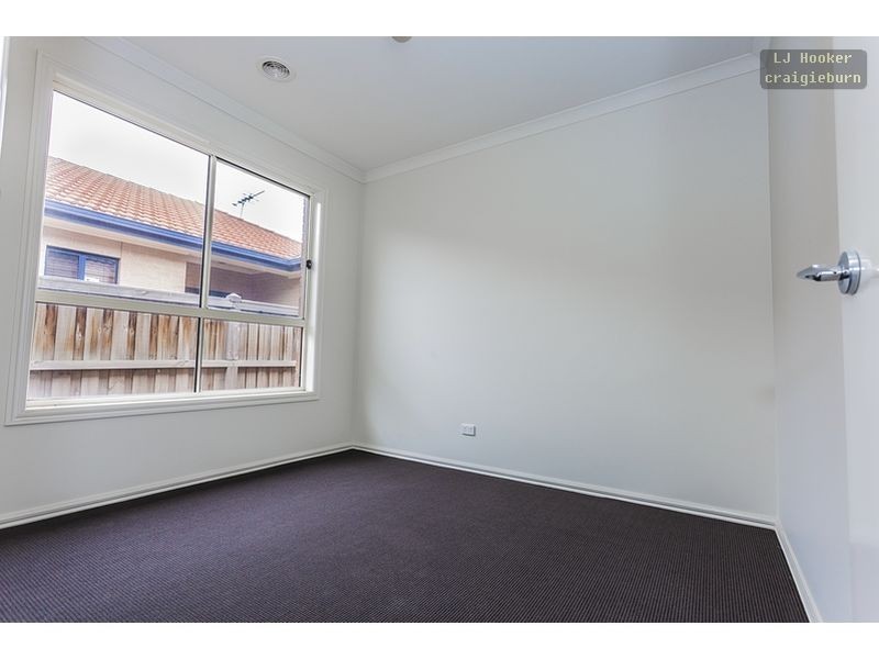 27 Dalwhinnie Crescent, Craigieburn VIC 3064