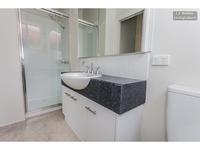 27 Dalwhinnie Crescent, Craigieburn VIC 3064