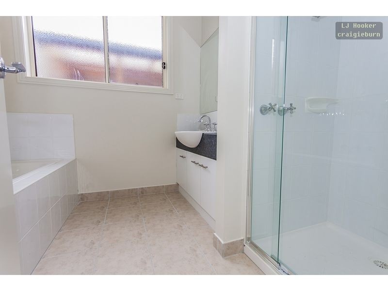 27 Dalwhinnie Crescent, Craigieburn VIC 3064