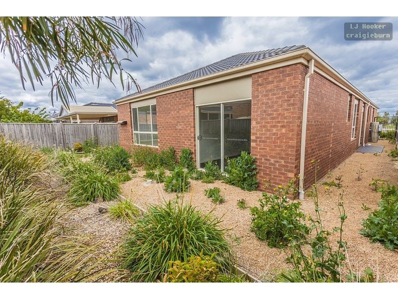 27 Dalwhinnie Crescent, Craigieburn VIC 3064
