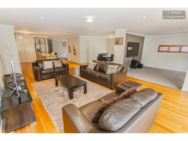 23 Beechworth Ave, Roxburgh Park VIC 3064