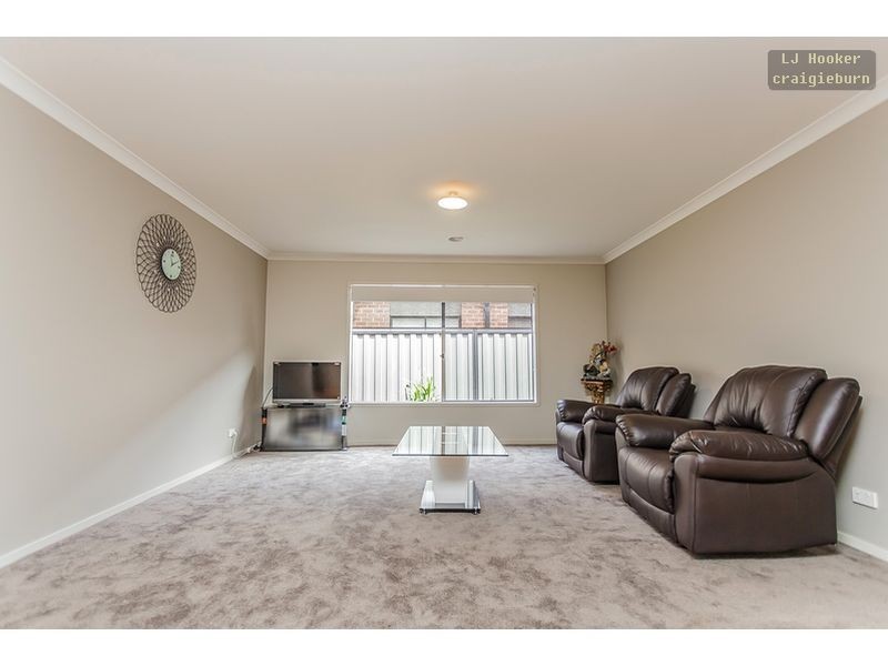23 Beechworth Ave, Roxburgh Park VIC 3064