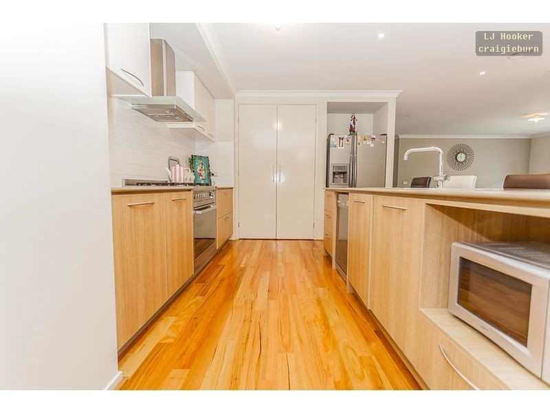 23 Beechworth Ave, Roxburgh Park VIC 3064