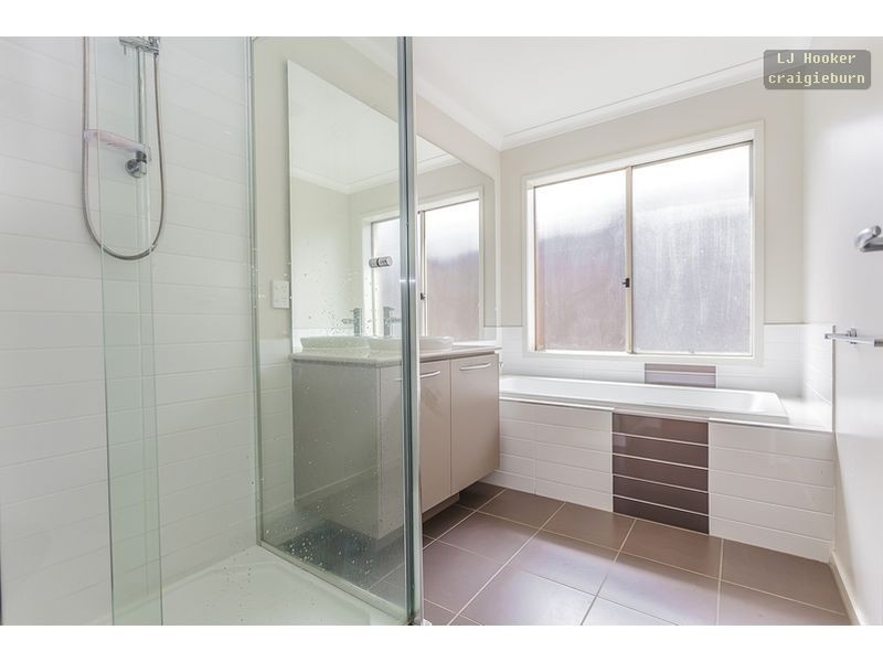 23 Beechworth Ave, Roxburgh Park VIC 3064