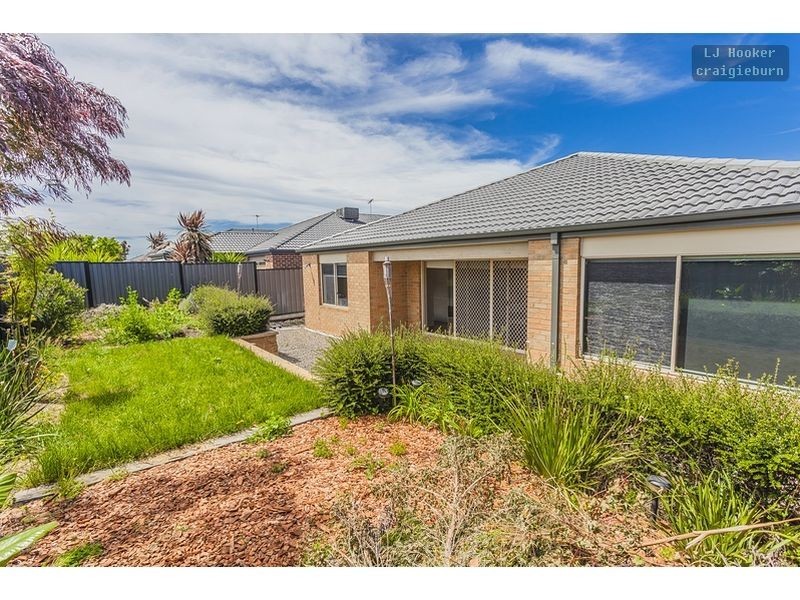 23 Beechworth Ave, Roxburgh Park VIC 3064