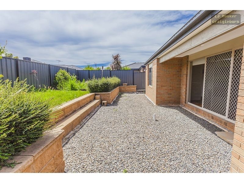 23 Beechworth Ave, Roxburgh Park VIC 3064