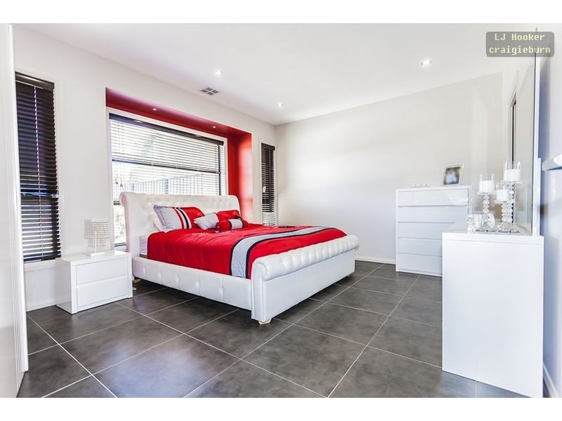 34 Woodside way, Roxburgh Park VIC 3064