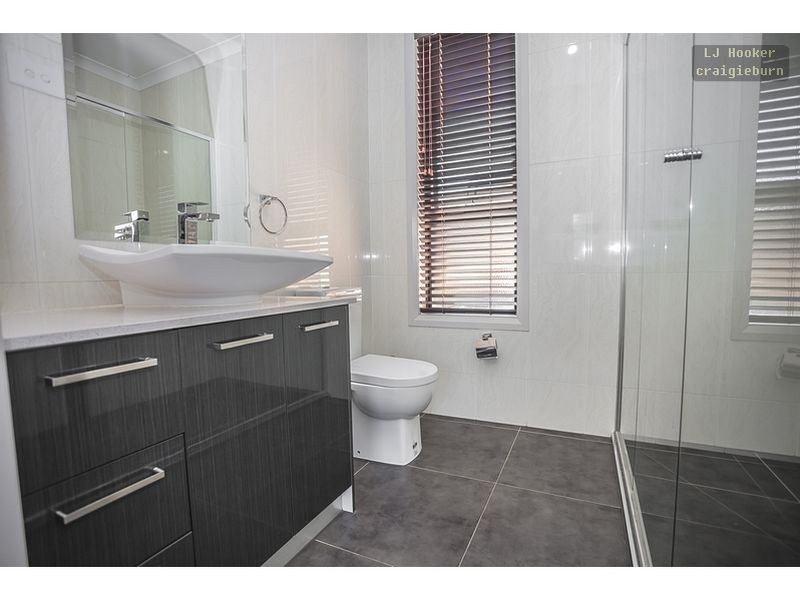 34 Woodside way, Roxburgh Park VIC 3064