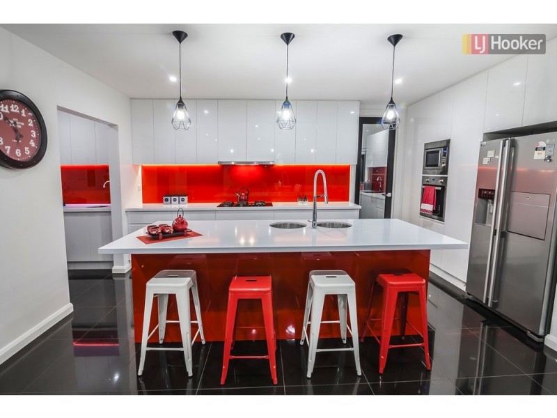 42 Valiant Crescent, Craigieburn VIC 3064