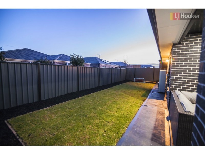 42 Valiant Crescent, Craigieburn VIC 3064