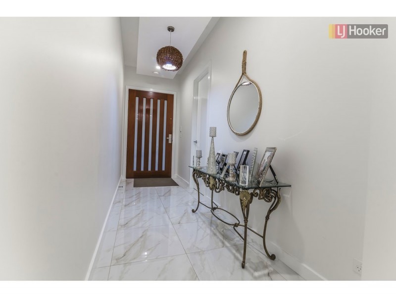 27 Mountleigh Circuit, Craigieburn VIC 3064