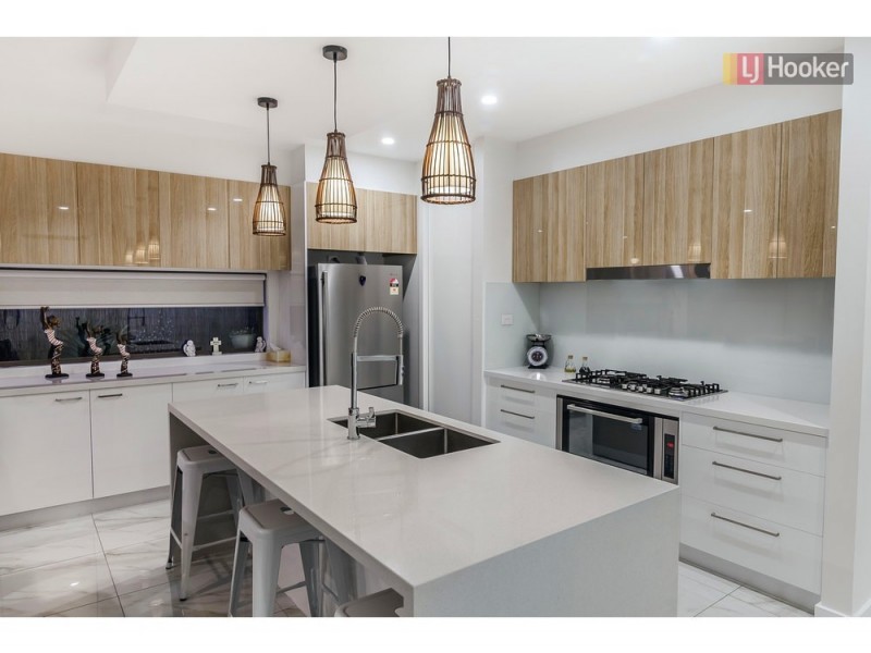 27 Mountleigh Circuit, Craigieburn VIC 3064