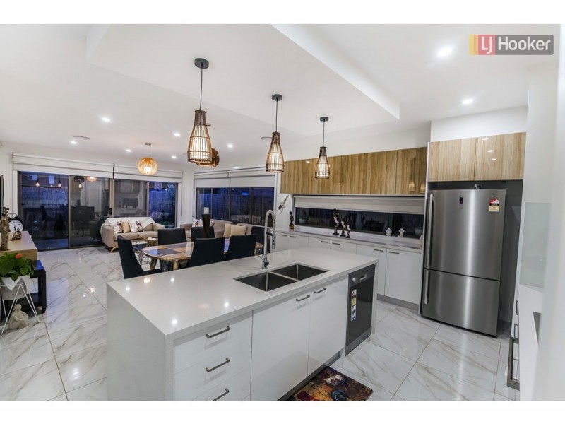 27 Mountleigh Circuit, Craigieburn VIC 3064