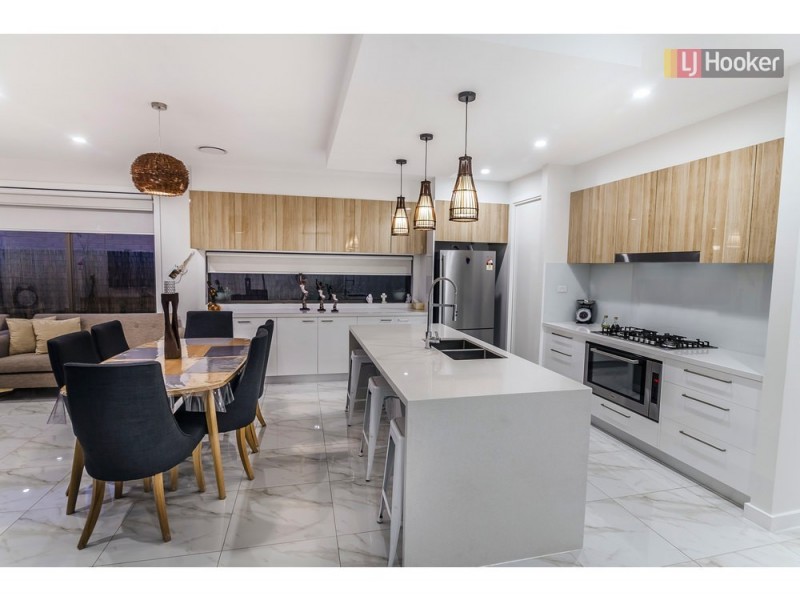 27 Mountleigh Circuit, Craigieburn VIC 3064