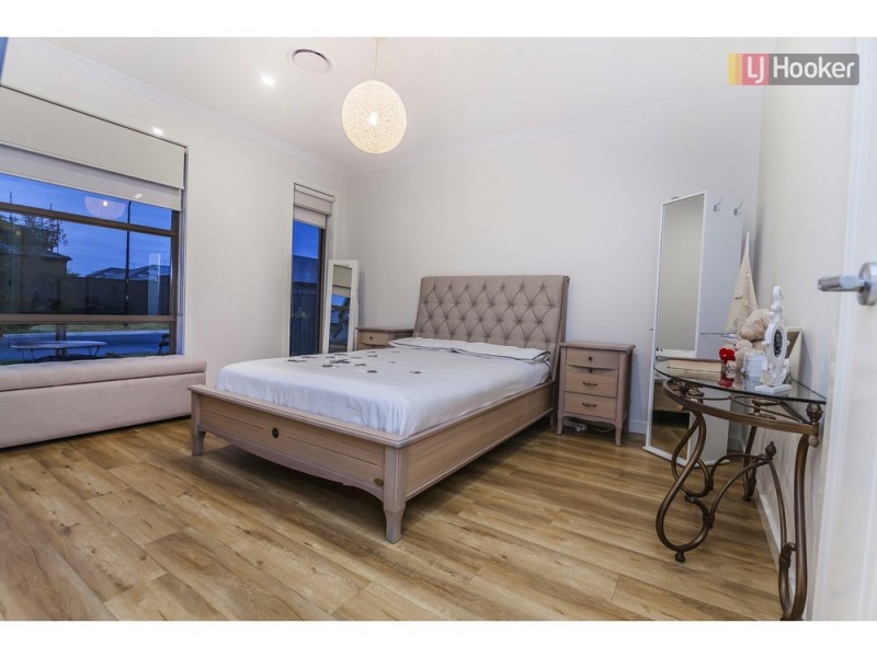 27 Mountleigh Circuit, Craigieburn VIC 3064