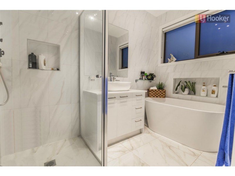 27 Mountleigh Circuit, Craigieburn VIC 3064
