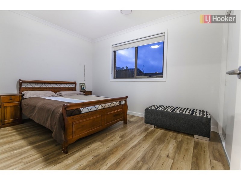 27 Mountleigh Circuit, Craigieburn VIC 3064