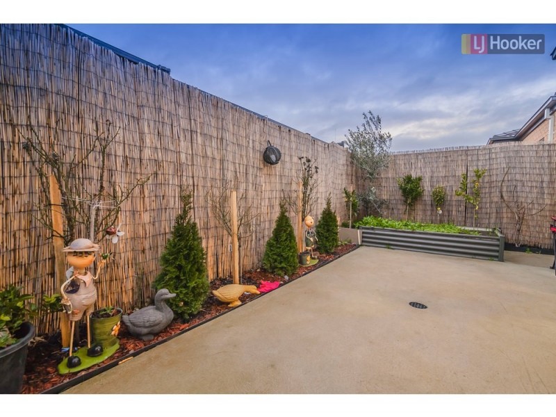 27 Mountleigh Circuit, Craigieburn VIC 3064